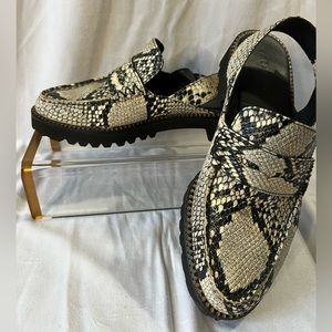 Freda Salvador Juana Slingback Moccasin in a snake print, lug sole size 8